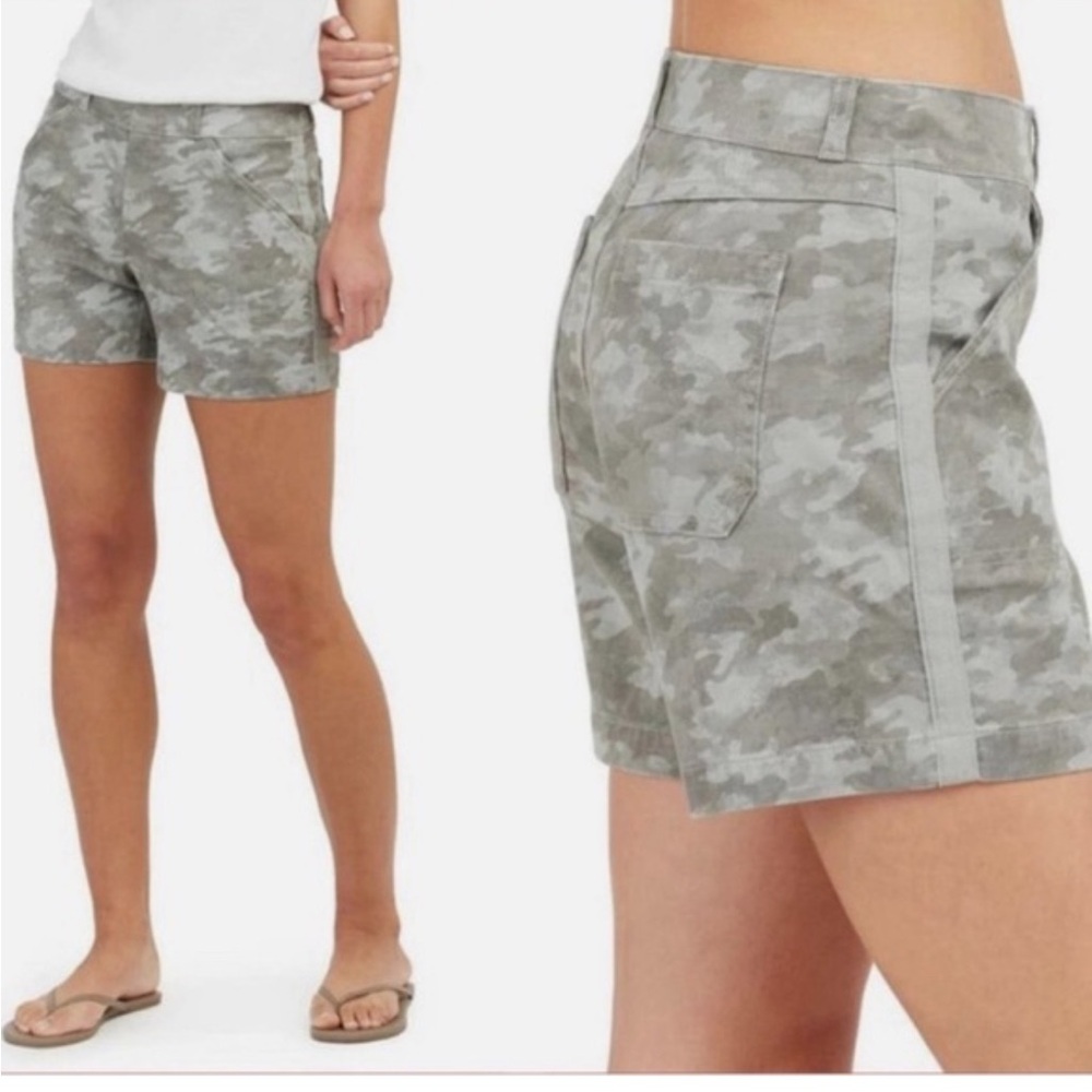 Spanx Women's Stone Wash Camo 6" Twill Shorts size Small
